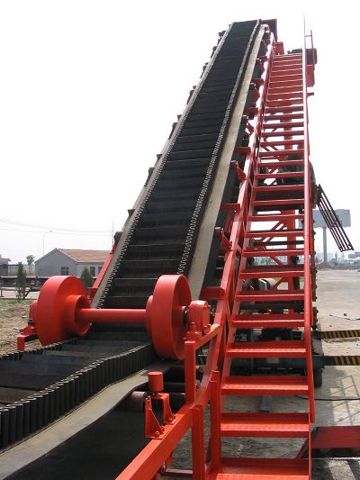 大傾角皮帶輸送機(jī).jpg